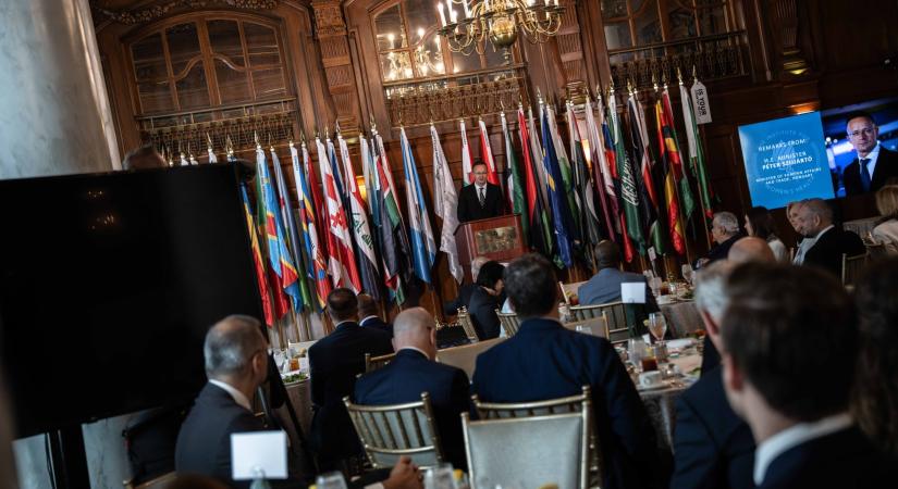 Szijjártó Péter: a magyar emberek 69 évvel ezelőtt azt a világos üzenetet küldték a világnak, hogy a szuverenitásukat és szabadságukat semmilyen áron nem áldozzák fel