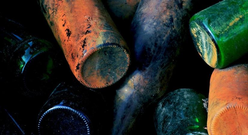 Kőműves bukkant rá a 102 éves időkapszulára egy Balaton-felvidéki ház felújítása közben