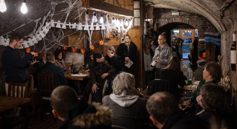 Aki lila zászlókat keresett Eger történelmi bornegyedében, az bikavért kóstolhatott