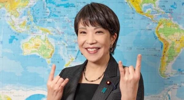 Dobol és metalt hallgat Japán első női miniszterelnöke