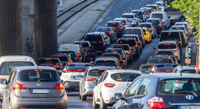 Elesett az M5-ös a szörnyű baleset miatt: Teljesen lezárták az utat Budapest felé, egy embert feszítővágóval szabadítanak ki