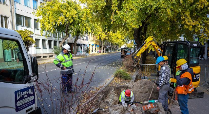Baleset nyomait tüntetik el a város központjában – Torlódás is kialakulhat