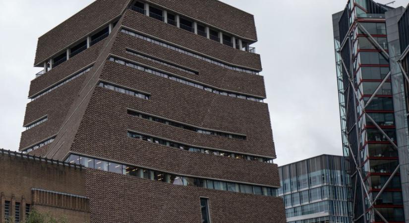 Végre jobban van a kisfiú, akit 10 emelet magasról dobtak le