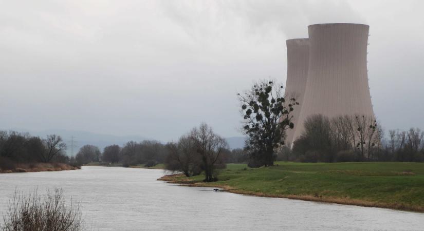Folytatódik az önpusztítás: felrobbantották a német atomerőmű hűtőtornyait