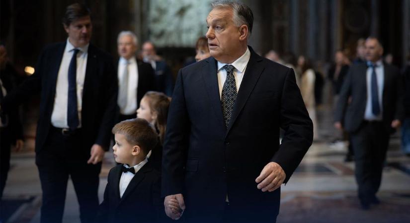 Tündéri fotó: Orbán Viktor az unokájával érkezik a pápához