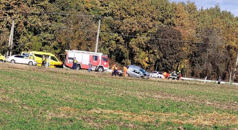 Szörnyű baleset Pécsen: két személyautó ütközött, teljes az útzár Nagyárpád térségében