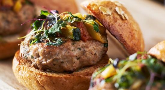 Pikáns pulykaburger curryvel