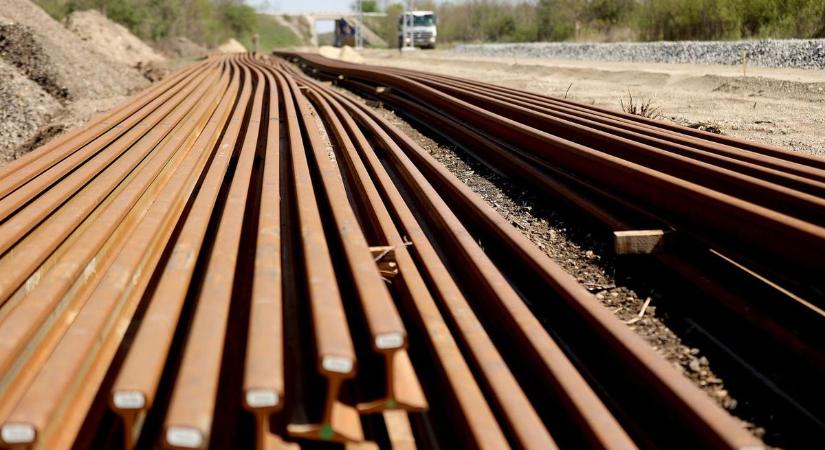Megújulnak állomások, és gyorsabb vasútvonalat is kap Csongrád-Csanád