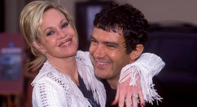 Antonio Banderas és Melanie Griffith lánya gyönyörű menyasszony volt: Stella címlapon pózolt vőlegényével és szüleivel