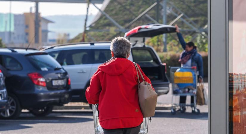 Mindenki úgy vásárol, mintha nem lenne holnap – Egy eladó az ünnep előtti rohamról