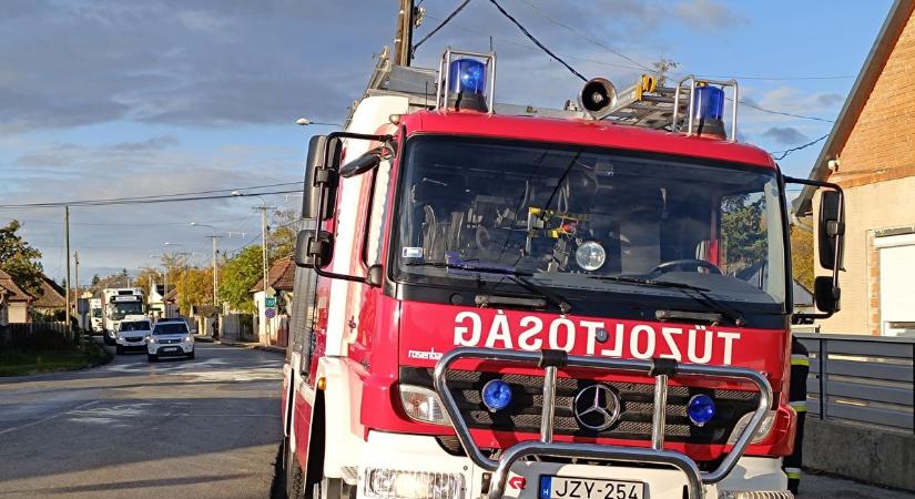 Teljes terjedelmében égett egy furgon, félfrontálisan ütközött két jármű