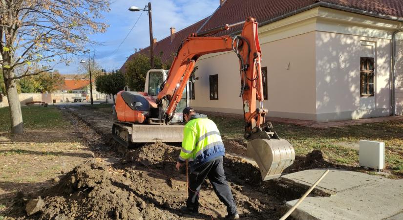 Térkövezve újul meg a Virág utcára vezető járda/kerékpárút a belvárosban