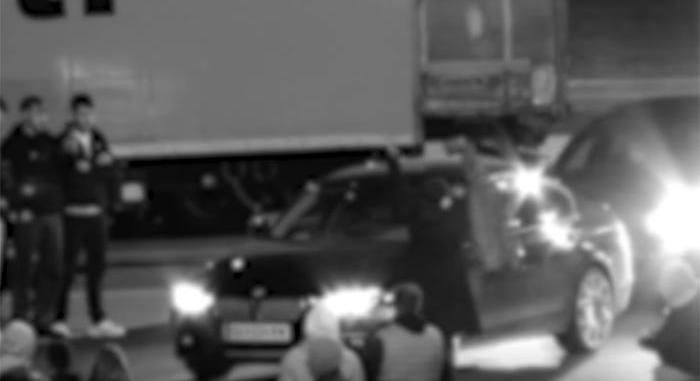 Illegális gyorsulási verseny volt az M86-os pihenőjében, videón a buli
