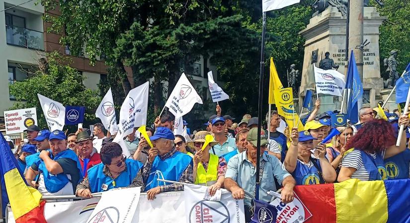 Óriási tüntetést szerveznek: nem fogadják el a megszorításokat