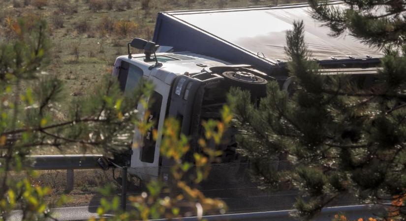 Friss helyszíni fotók a kamionbalesetről – a műszaki mentés idejére a 8-as utat lezárták
