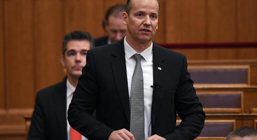 Toroczkai László önkiszolgáló pénztárak megadóztatásával emelne nyugdíjat