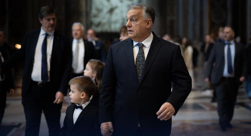 Amikor hazaér a pápától, Orbán Viktor ad az anyukájának két puszit