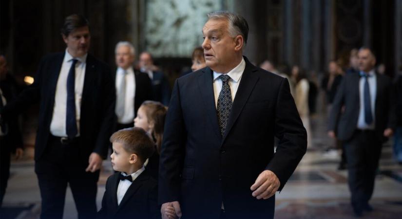 Az unokáival ment a Vatikánba a miniszterelnök