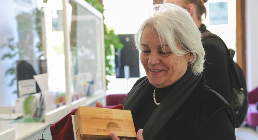 Tolongtak a rajongók a Szegedi Nemzeti Színház különleges emléktárgyaiért