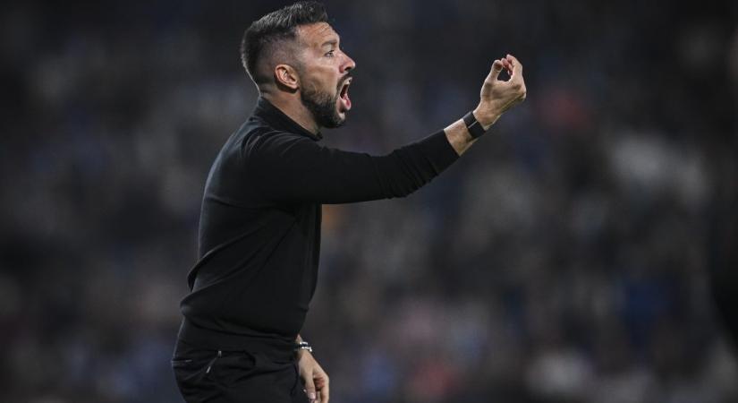 Az Ajaxnál drámai összeomlást produkáló edző berúgta az ajtót új csapatánál