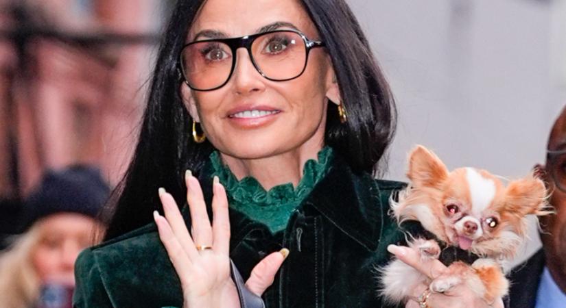 Demi Moore zöld bársony szettje az ősz legstílusosabb trendje
