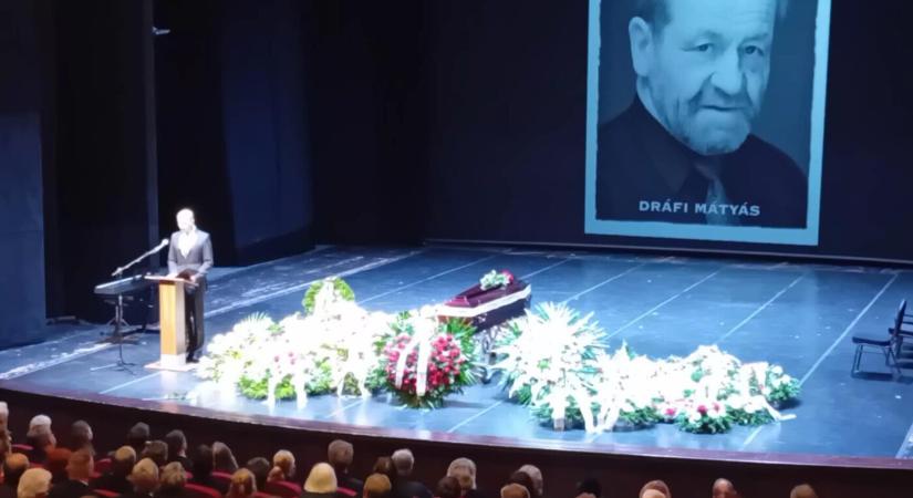 Végső búcsú Dráfi Mátyástól: virágok, dalok és emlékek a Jókai Színházban