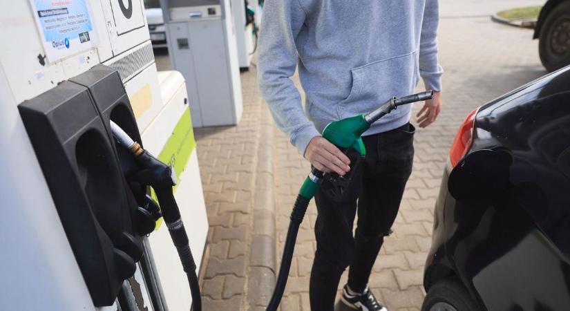Újabb üzemanyagár-emelés jön kedden – ennyibe kerül a benzin és a gázolaj
