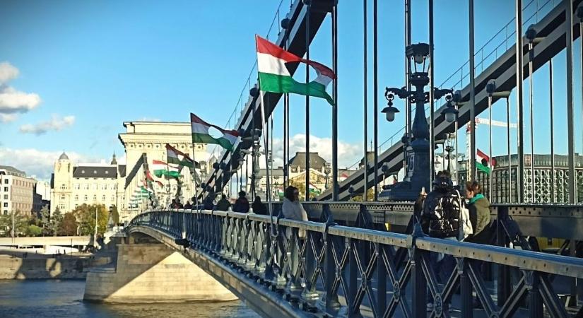 Őszi séta a Várkertben, ünnepi díszben a gyönyörű Lánchíd