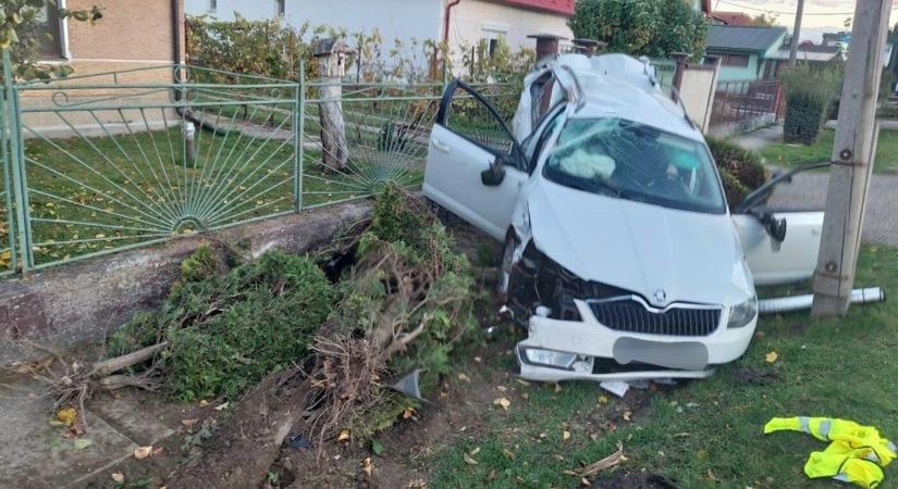 Óriási baleset: autónak, fának, végül kerítésnek ütközött a részeg sofőr Vezekényen (VIDEÓFOTÓK)