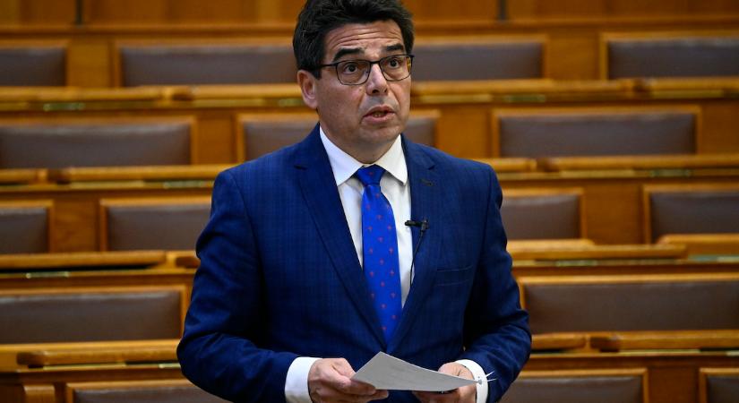 Békemenetet és háborúpárti felvonulást is tartottak a nemzeti ünnepen