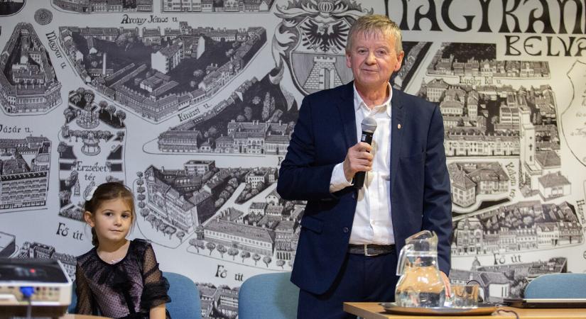 Fagylaltja mellett mesélt mesterségéről - frissítve!