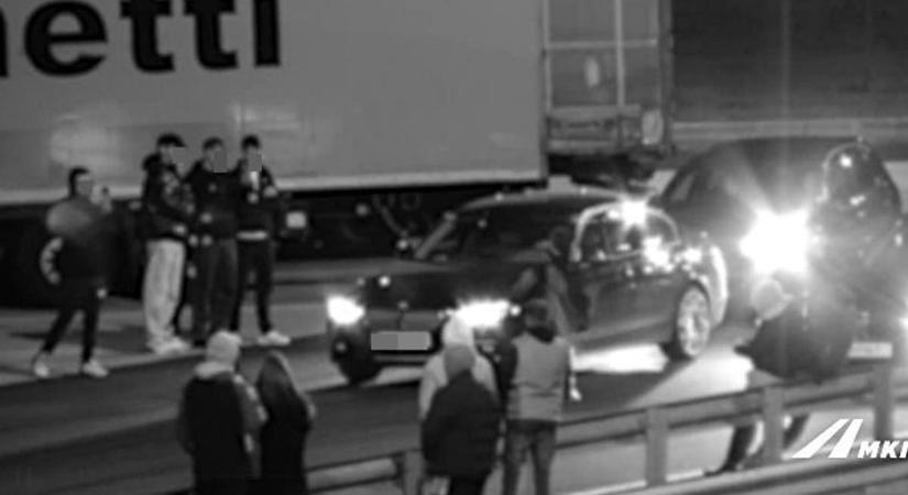Halálos iramban vasi verzió: illegális gyorsulási versenyt szerveztek fiatalok az M86-os pihenőjében - videó
