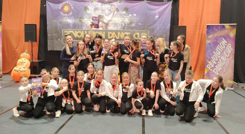 Fényesen csillogtak a miskolci 4-DANCE CLUB táncosai – újabb aranyérmek a nemzetközi porondon!