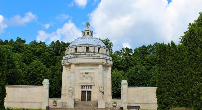Csendes tiltakozás a mauzóleum előtt- fél évre bezárják