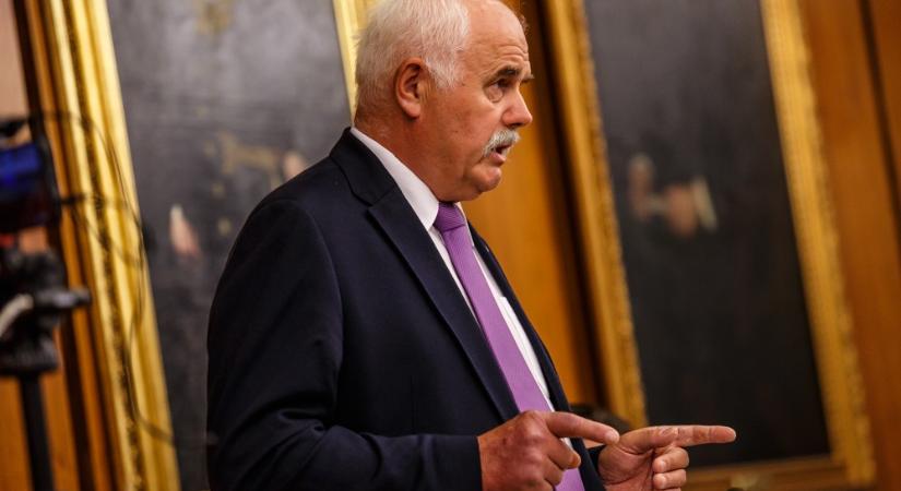 Ágh Ernő feljelentést tett a rendőrségen az őt és fiát, az államtitkár Ágh Pétert SMS-ben megfenyegetővel szemben