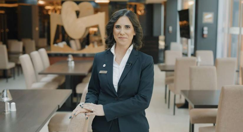 A kecskeméti szálloda supervisora közel áll élete legnagyobb álmához, mi is segíthetünk neki – videó