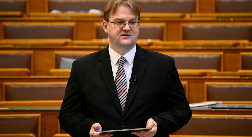 Répássy Róbert a Jobbiknak: Segítsenek továbbfejleszteni a magáncsőd intézményét!