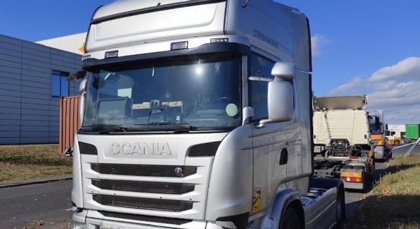 Hamis papírokkal, hamis rendszámokkal próbált bejutni a gyár területére – lebukott!