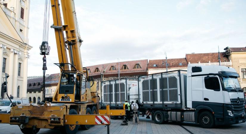 Nagy munkába fogtak a Kossuth téren, már épül a Debreceni Advent legnagyobb durranása! – fotókkal!