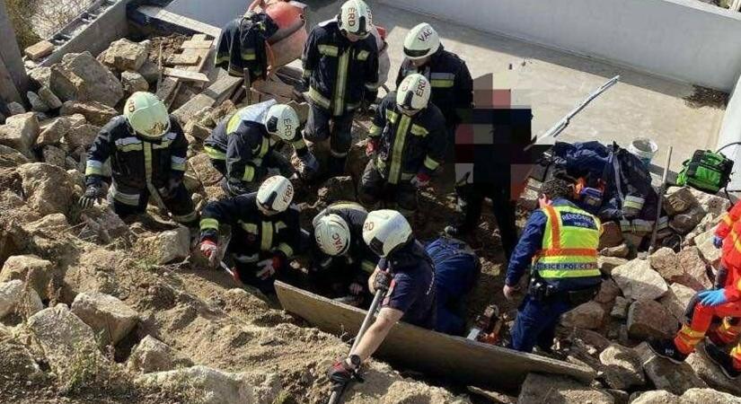 Szörnyűség történt: munkásokat temetett maga alá a támfal - helyszíni fotók