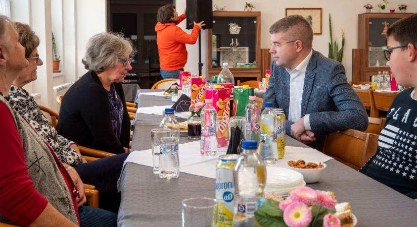 Együtt lenni jó: nyugdíjas napot szerveztek Pápocon