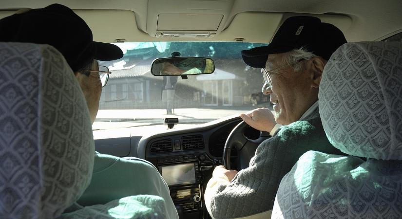 Kötelező matricát kapnak az idős sofőrök, cserébe parkolóhely is jár nekik