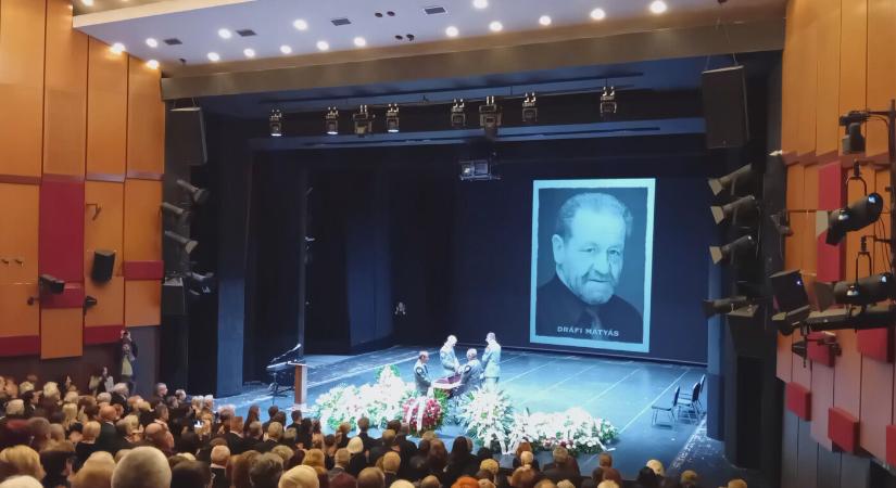 Vastapssal búcsúzott a közönség a színpadon felravatalozott Dráfi Mátyástól (GALÉRIA és VIDEÓ)