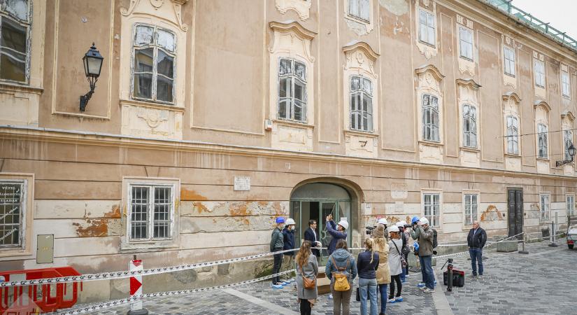 Sajtótájékoztató a Napóelon-házban: ahol az enyészet az úr