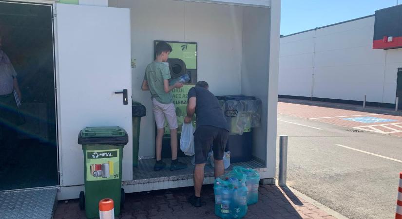 „Beviszik a kamrába” a betétdíjas rendszert