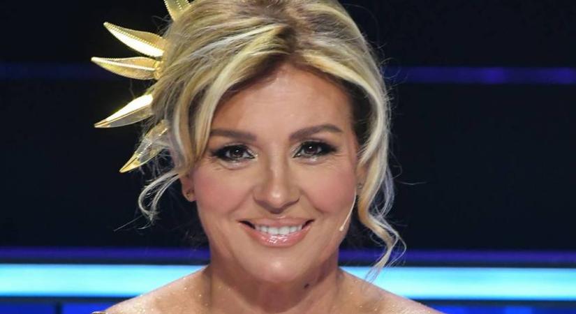 „Micsoda nő”: Liptai Claudia combtőig felsliccelt vörös estélyiben tiszta Pretty Woman a kommentelők szerint