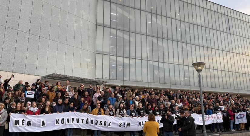 Szolidaritási akciót tartottak az arcpirítóan alulfizetett pécsi könyvtárosokért hétfőn
