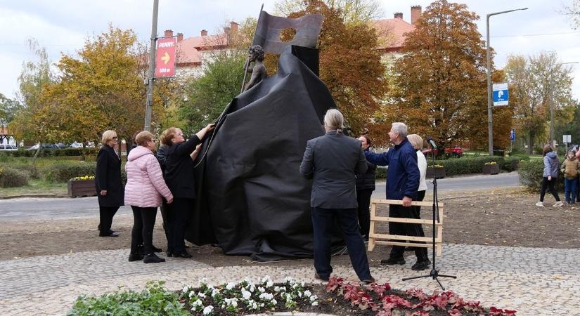 Lehullott a lepel az új '56-os emlékműről Túrkevén