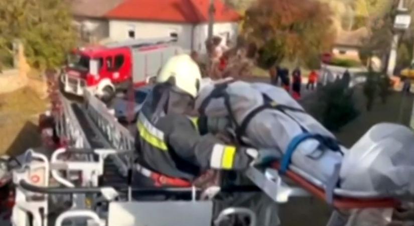 Szörnyű munkabaleset Hevestől nem messze – lezuhant egy tűzoltó, aki csak segíteni akart