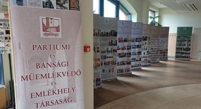Kiállítás, bor és történelem találkozik a debreceni könyvtárban